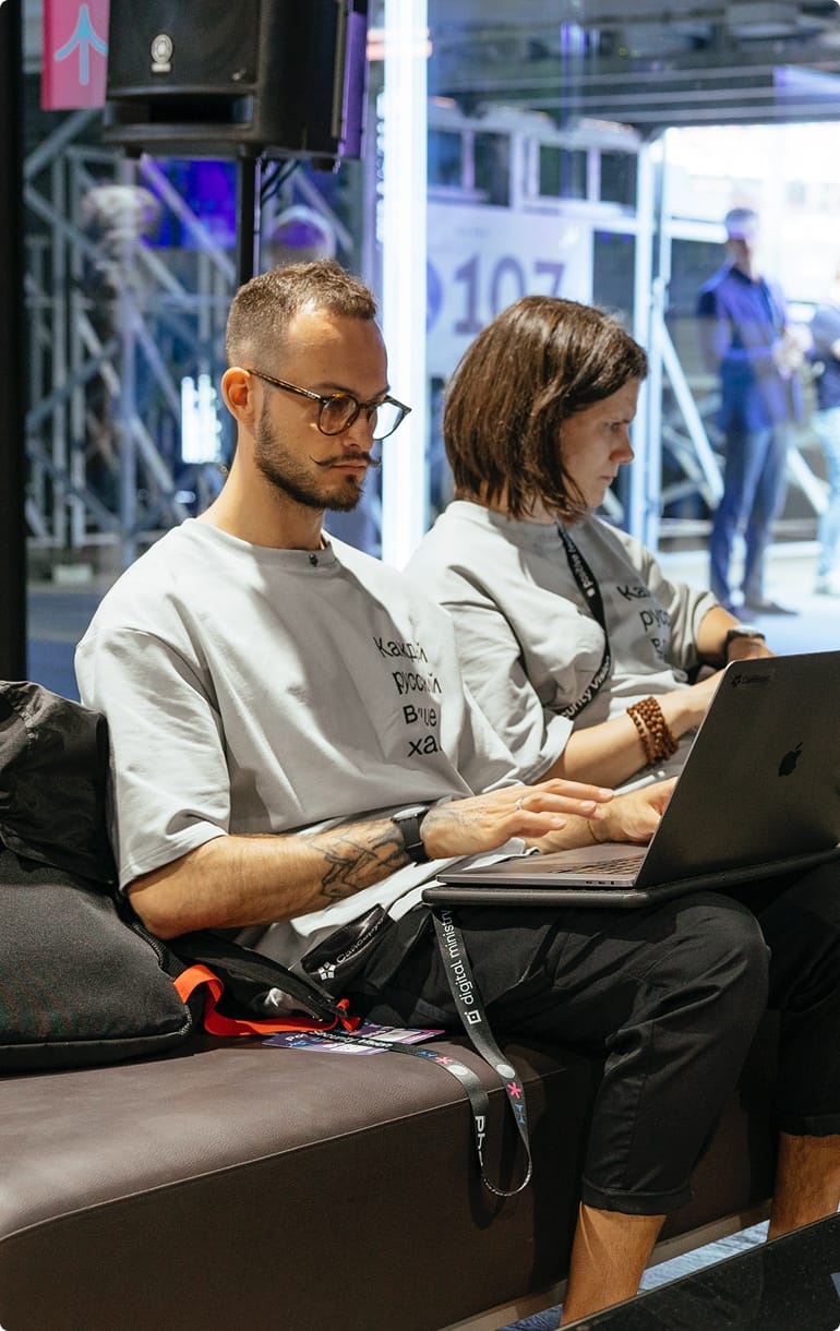 Максим за работой